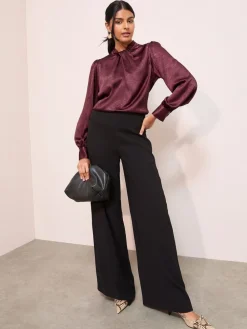 - - Gecrushte satijnen blouse met gedraaide hals en lange mouwen*Friends Like These Online