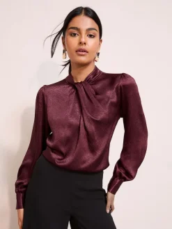 - - Gecrushte satijnen blouse met gedraaide hals en lange mouwen*Friends Like These Online