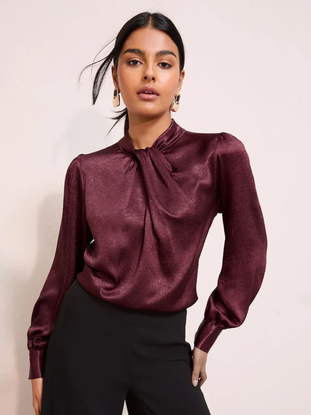 - - Gecrushte satijnen blouse met gedraaide hals en lange mouwen*Friends Like These Online