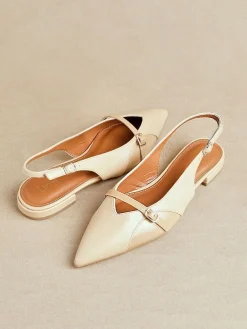 - Prague Lage schoenen met spitse neus en gespdetail*Linzi Clearance