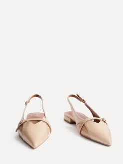 - Prague Lage schoenen met spitse neus en gespdetail*Linzi Clearance