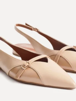 - Prague Lage schoenen met spitse neus en gespdetail*Linzi Clearance