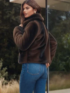 - korte jas met kraag*Lipsy Sale