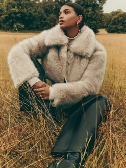 - korte jas met imitatiebontkraag en rits*Friends Like These Best