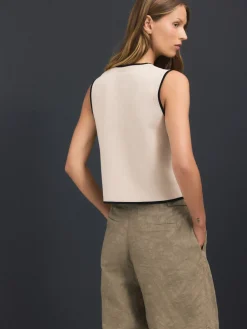 - Mooi gilet met knoopsluiting en ronde hals*Next New