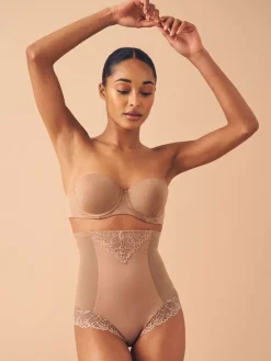 - Vormende slip met stevige buikcorrectie*Next Outlet