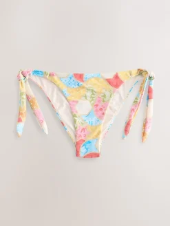 - Felgekleurde bikinibroekjes met striksluiting*Never Fully Dressed Hot