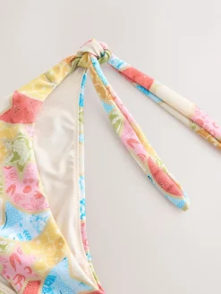 - Felgekleurde bikinibroekjes met striksluiting*Never Fully Dressed Hot