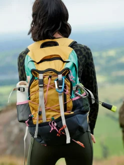 Oranje met kleurvlakken - - Active Sports wandeltas van 30 liter met waterbestendige afdekking*Next Online