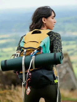 Oranje met kleurvlakken - - Active Sports wandeltas van 30 liter met waterbestendige afdekking*Next Online