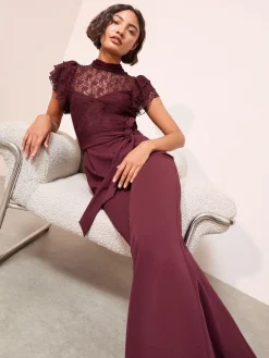 - jumpsuit van kant en scubamix met ruches aan de mouwen*Friends Like These Hot