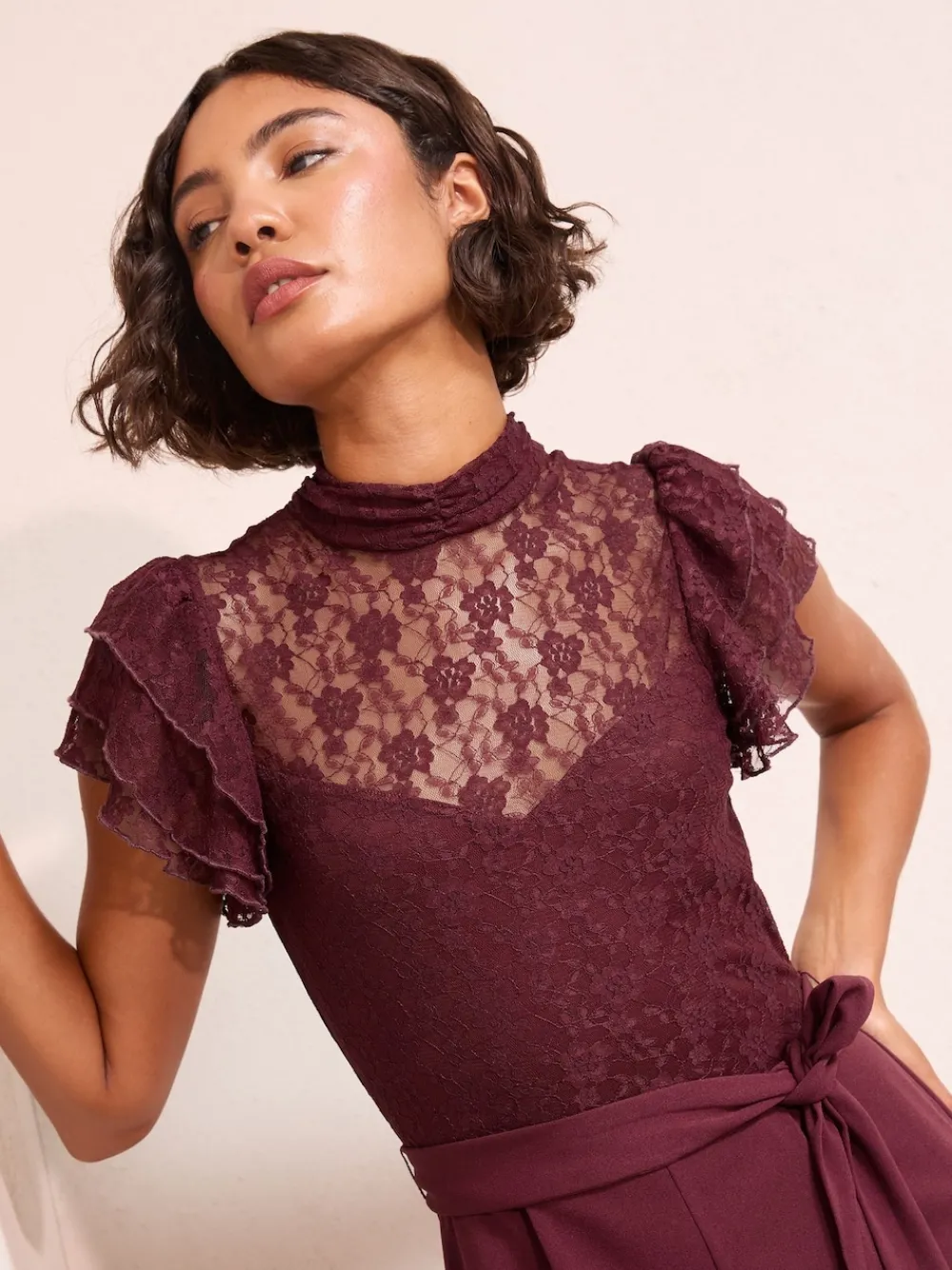 - jumpsuit van kant en scubamix met ruches aan de mouwen*Friends Like These Hot