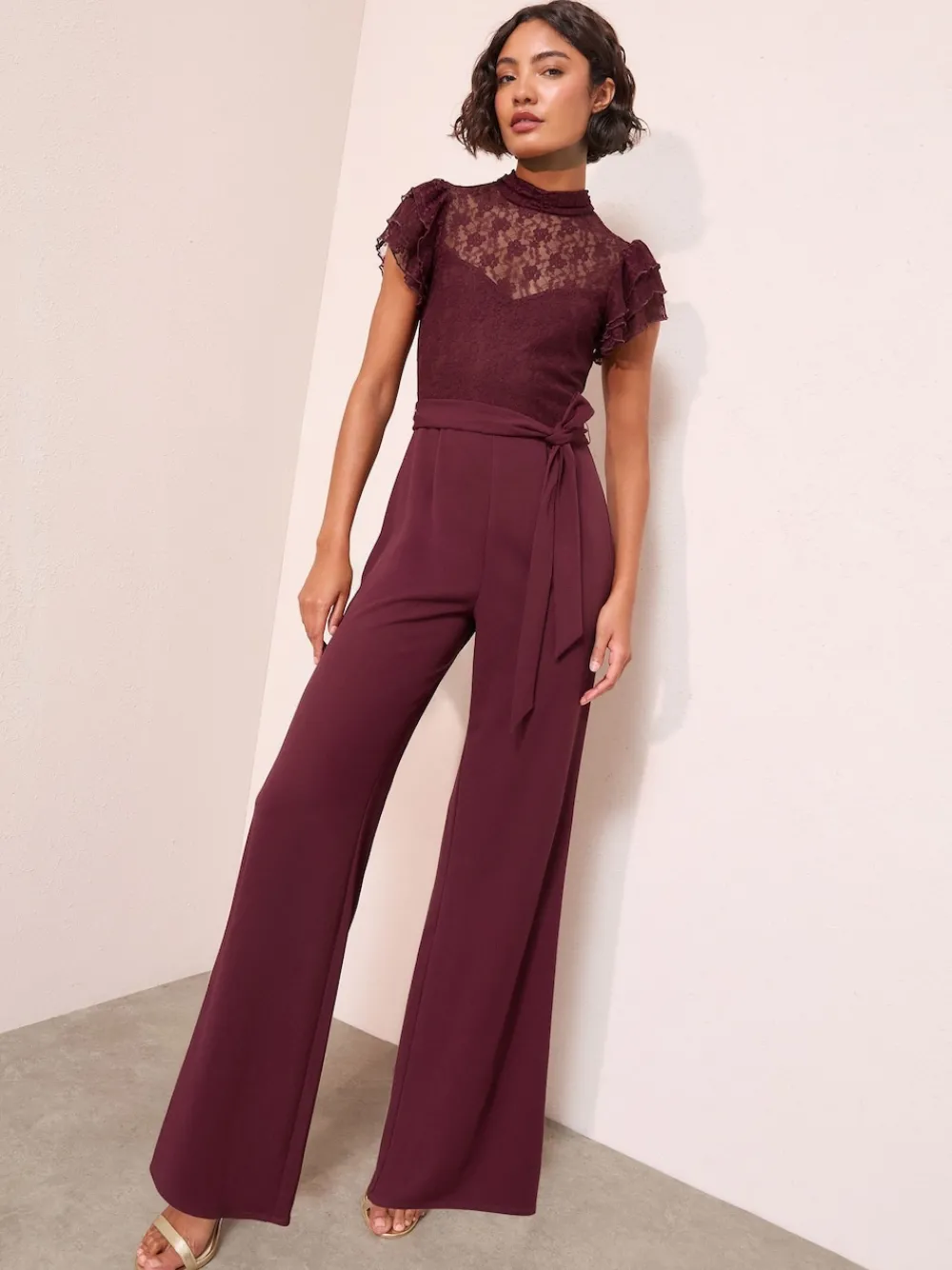 - jumpsuit van kant en scubamix met ruches aan de mouwen*Friends Like These Hot