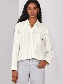 - Ruimvallend 100% katoenen button-down casual overhemd met lange mouwen*Next Online