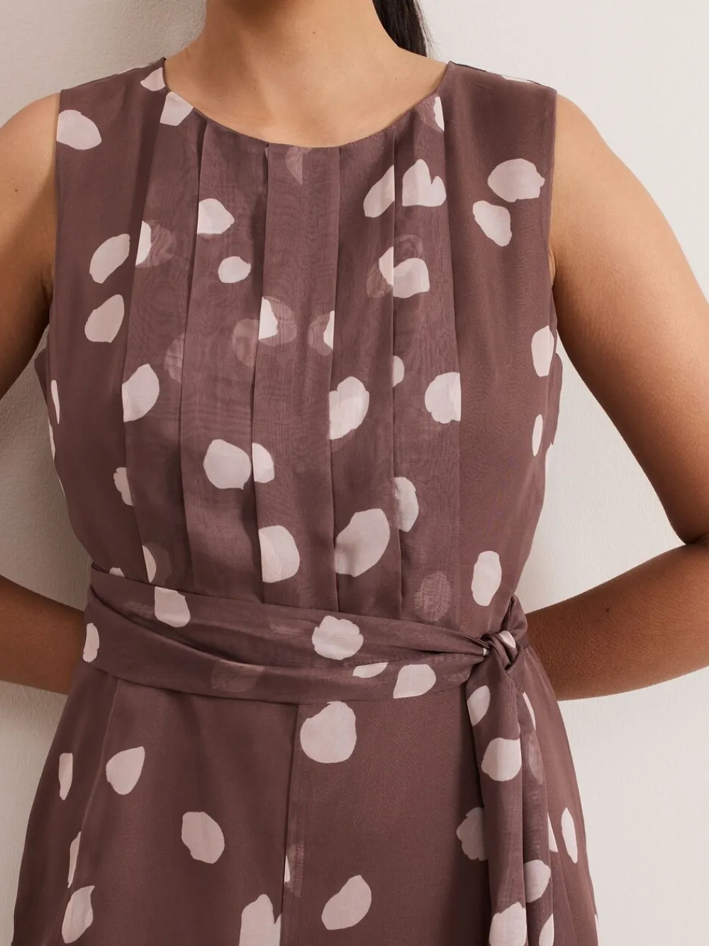 Maxine chiffon jumpsuit met stippen*Phase Eight