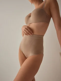 - Vormgevende naadloze slip voor gladdere dijen met stevige buikcorrectie*Next Online