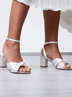 Thea ivoorkleurige satijnen bruidsandalen met brede pasvorm*Rainbow Club Discount