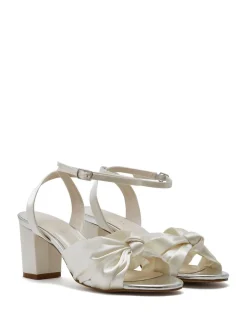 Thea ivoorkleurige satijnen bruidsandalen met brede pasvorm*Rainbow Club Discount