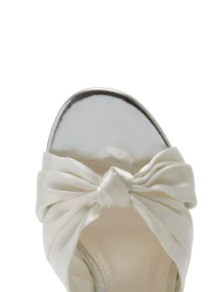 Thea ivoorkleurige satijnen bruidsandalen met brede pasvorm*Rainbow Club Discount