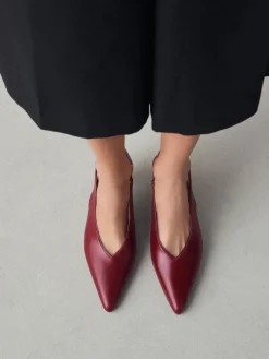 - Leren puntige teen slingback hakken*Next Clearance