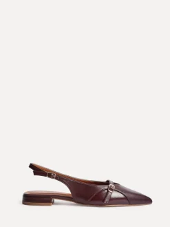 - Prague Lage schoenen met spitse neus en gespdetail*Linzi Online