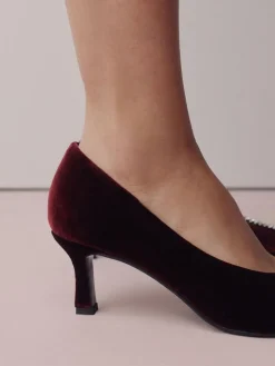 Rood fluweel - Forever Comfort - Spitse hakken met siersteentjes*Next Discount