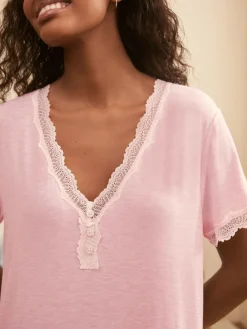 Roze - nachthemd van Modal met kanten rand*Laura Ashley Clearance