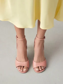 - Premium leren sandalen met peeptoe en hak*Next New