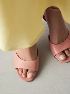 - Premium leren sandalen met peeptoe en hak*Next New