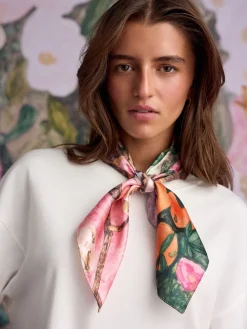 Roze bloemen in meerdere kleuren - Benjamin MacGregor Artist Collaboration Lightweight Square Scarf*Next Clearance