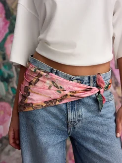 Roze bloemen in meerdere kleuren - Benjamin MacGregor Artist Collaboration Lightweight Square Scarf*Next Clearance