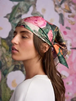 Roze bloemen in meerdere kleuren - Benjamin MacGregor Artist Collaboration Lightweight Square Scarf*Next Clearance