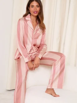 - Relaxed satijnen pyjamaset met lange mouwen en print*Lipsy Outlet