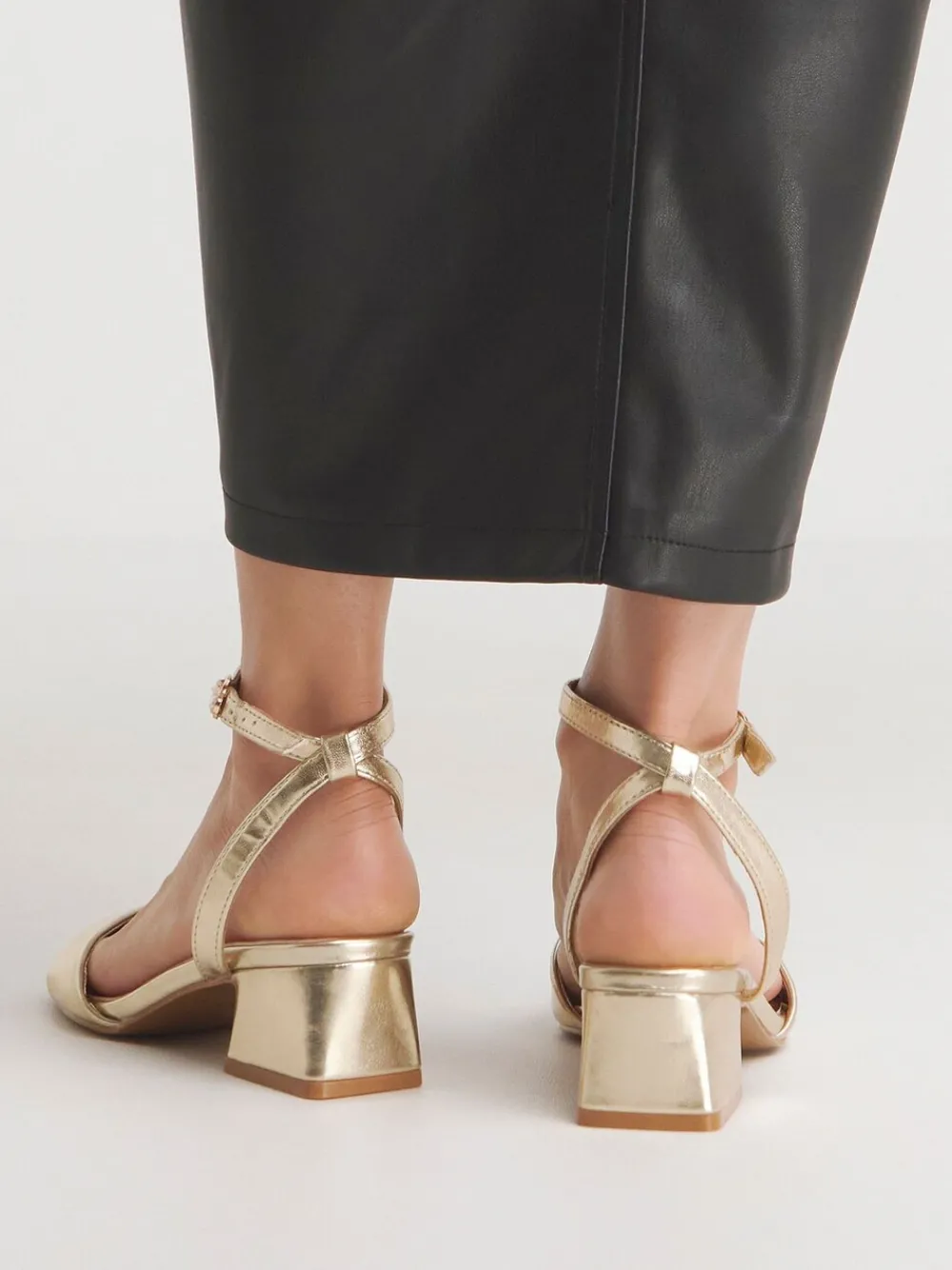 Minimalistische schoenen met lage blokhak*Simply Be Clearance