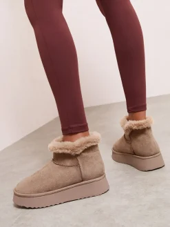 - Knusse enkellaarsjes van imitatiesuède met rand van borg*Friends Like These Best