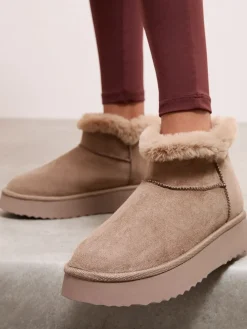 - Knusse enkellaarsjes van imitatiesuède met rand van borg*Friends Like These Best