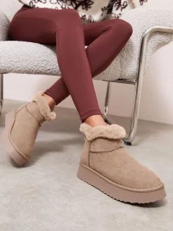 - Knusse enkellaarsjes van imitatiesuède met rand van borg*Friends Like These Best