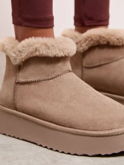 - Knusse enkellaarsjes van imitatiesuède met rand van borg*Friends Like These Best