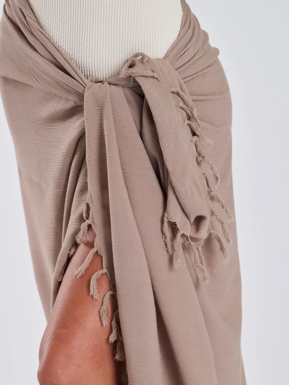 Taupe - - Gekreukte viscose sarong-tuniek met franje*South Beach Best