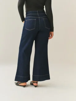 - Zandloperjeans met stretchy, hoge taille en wijde pijpen*Next Discount