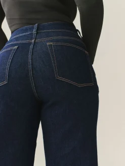 - Zandloperjeans met stretchy, hoge taille en wijde pijpen*Next Discount