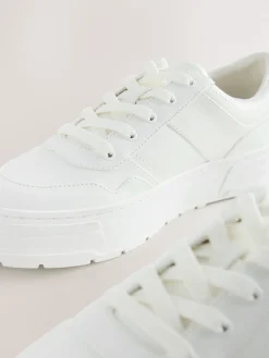 - Cleat Chunky sneakers met vetersluiting*Next