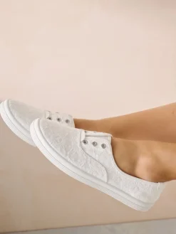 - Geborduurde veterloze canvas instapsneakers*Next Outlet