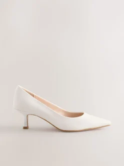 Wit - Leren pumps met spitse neus en kittenhakje*Next New