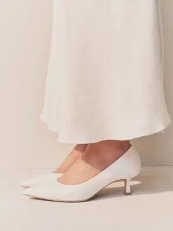 Wit - Leren pumps met spitse neus en kittenhakje*Next New