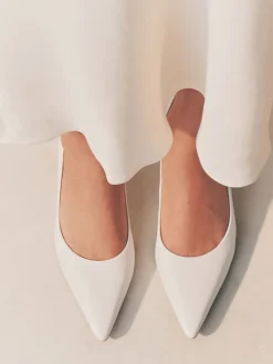 Wit - Leren pumps met spitse neus en kittenhakje*Next New