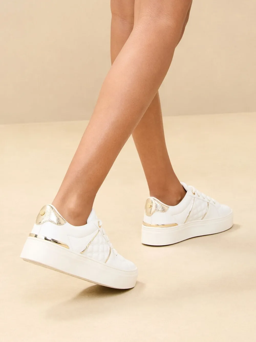 - - Gestreepte vetersneakers met platte, grove plateauzool*Lipsy Clearance