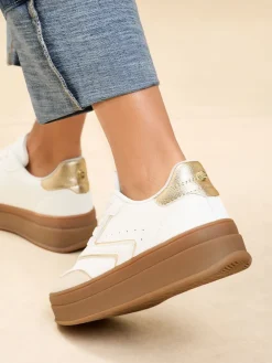 Wit - Faux suède sportschoen met dikke zool*Lipsy