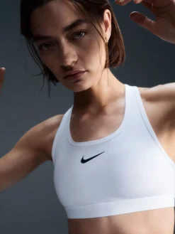 Wit - Swoosh sportbeha met vulling en medium ondersteuning*Nike Best