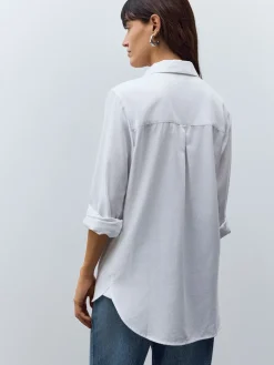 - Ruimvallend 100% katoenen button-down casual overhemd met lange mouwen*Next Outlet